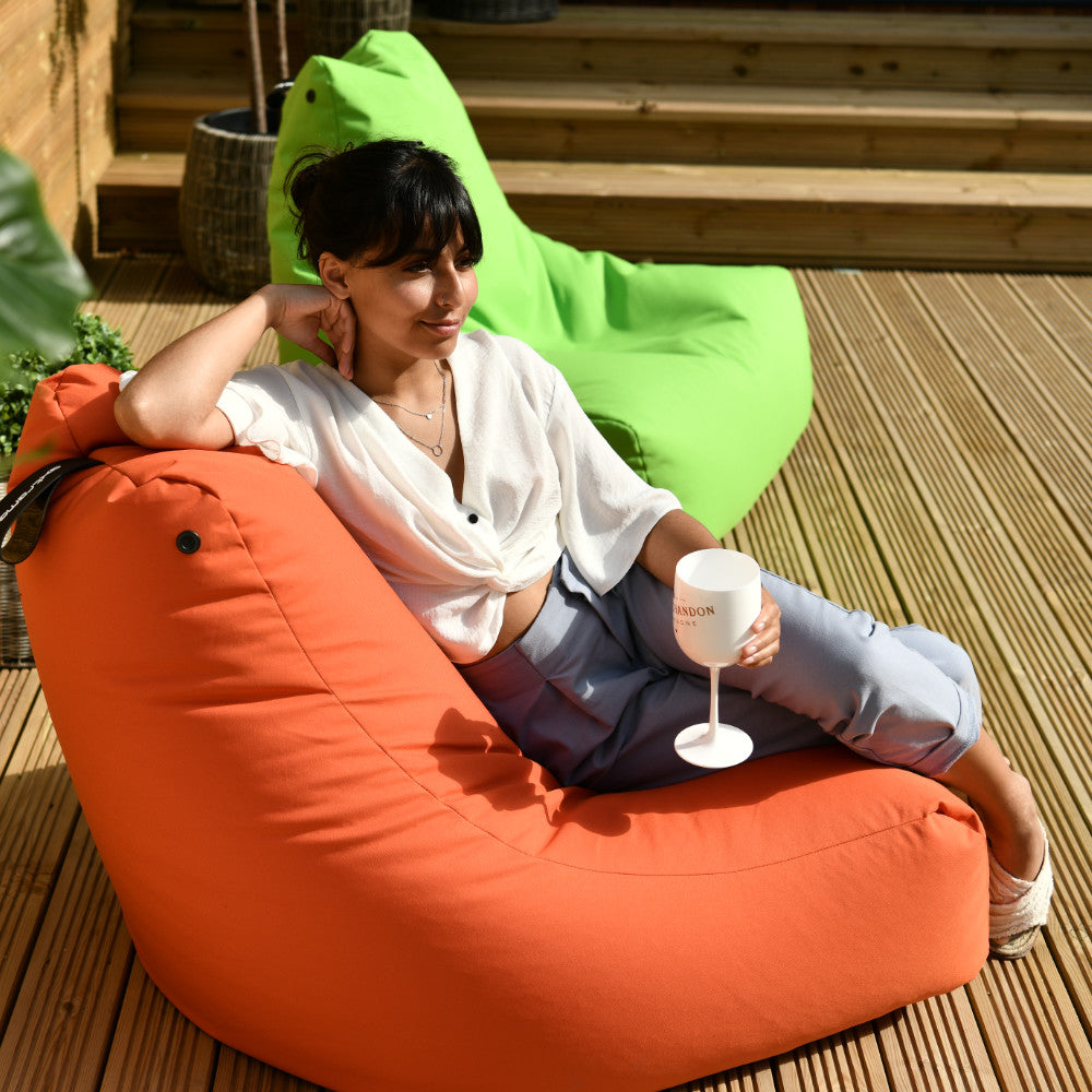 oranje zitzak in tuin - extreme lounging